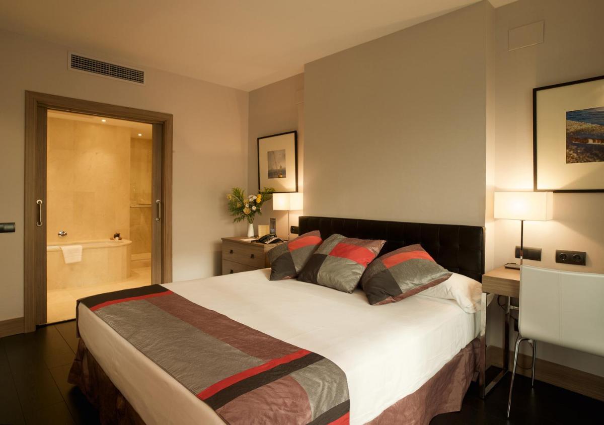 Cama o camas de una habitación en URH Hotel Spa Zen Balagares