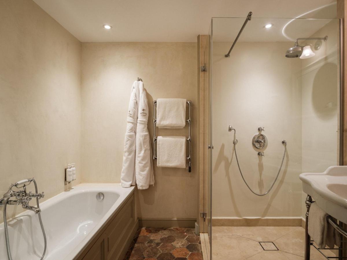 Salle de bains dans l'établissement Château de Berne