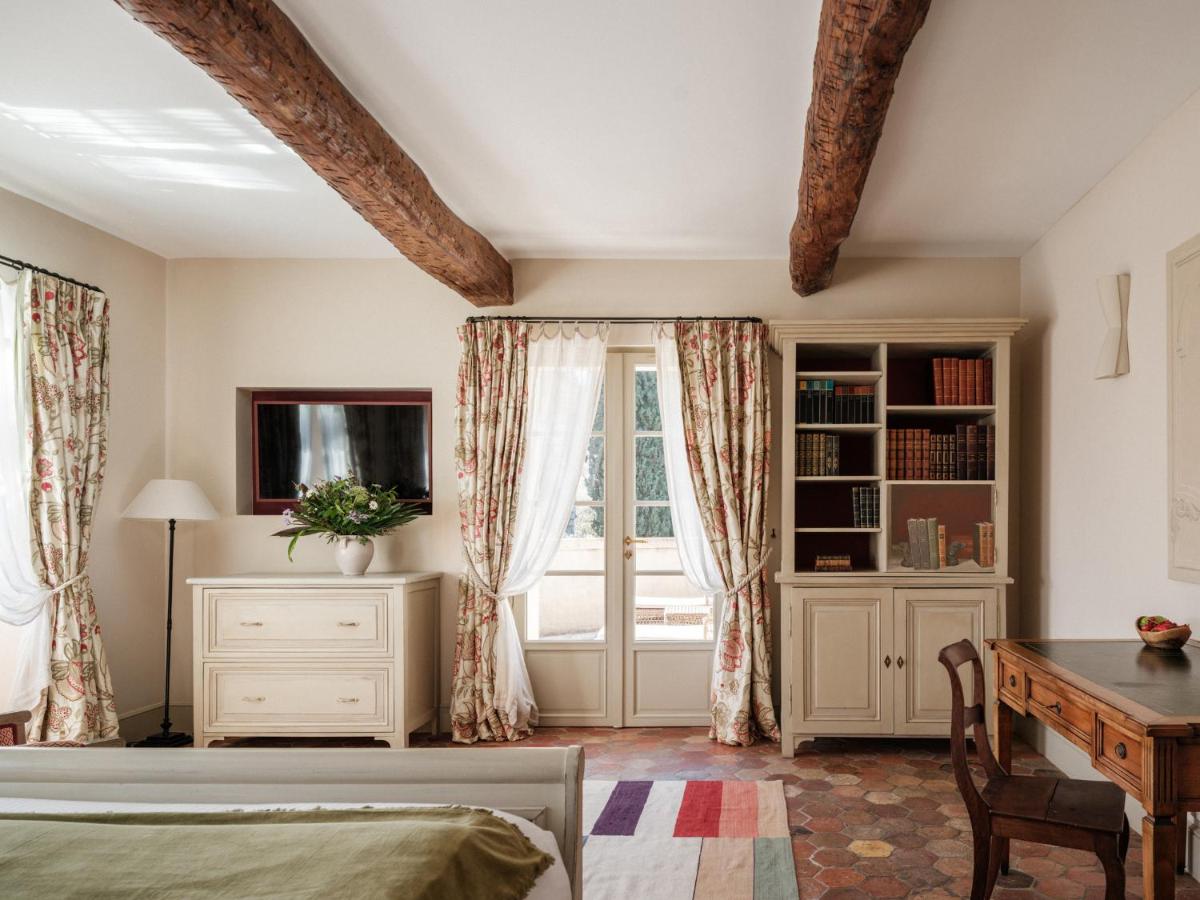 Télévision ou salle de divertissement dans l'établissement Château de Berne