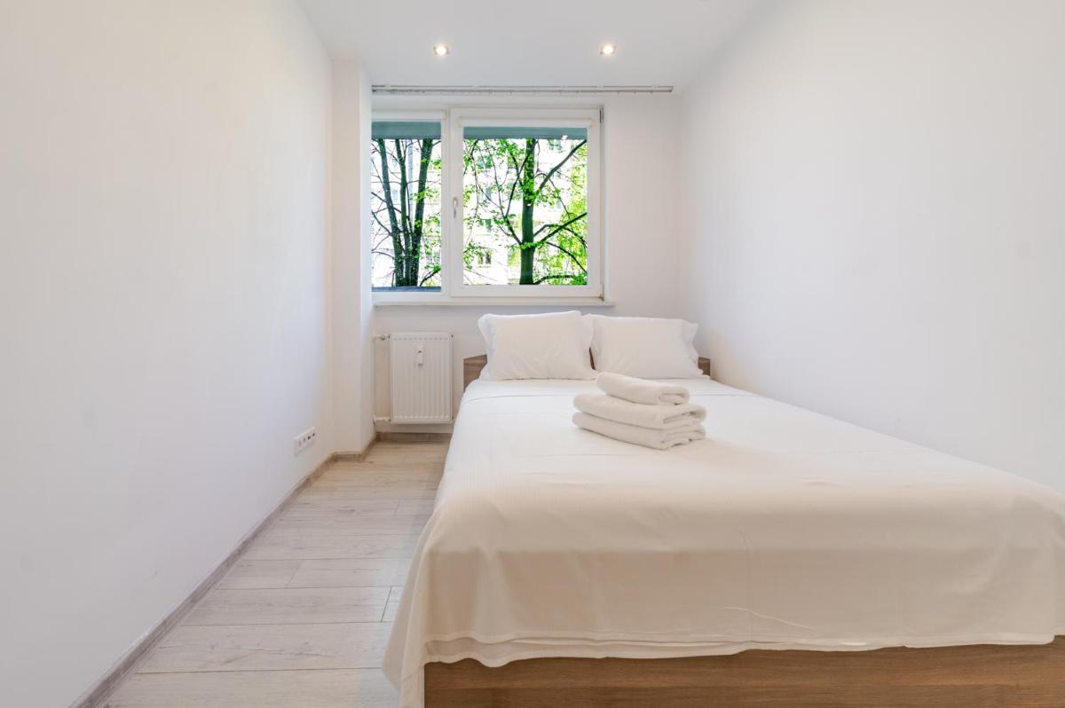 Piastów Comfort Apartment by BookingHost - Housity