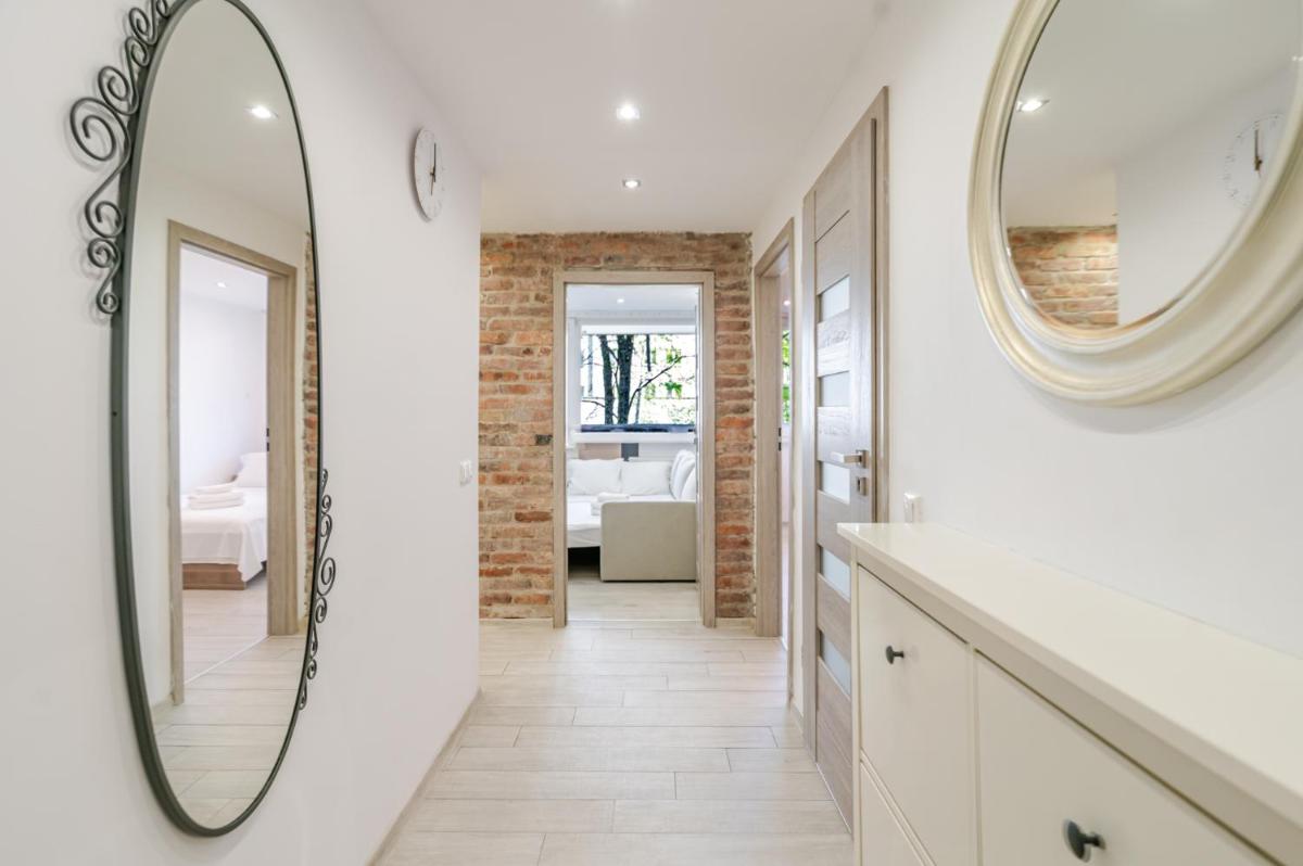 Piastów Comfort Apartment by BookingHost - Housity
