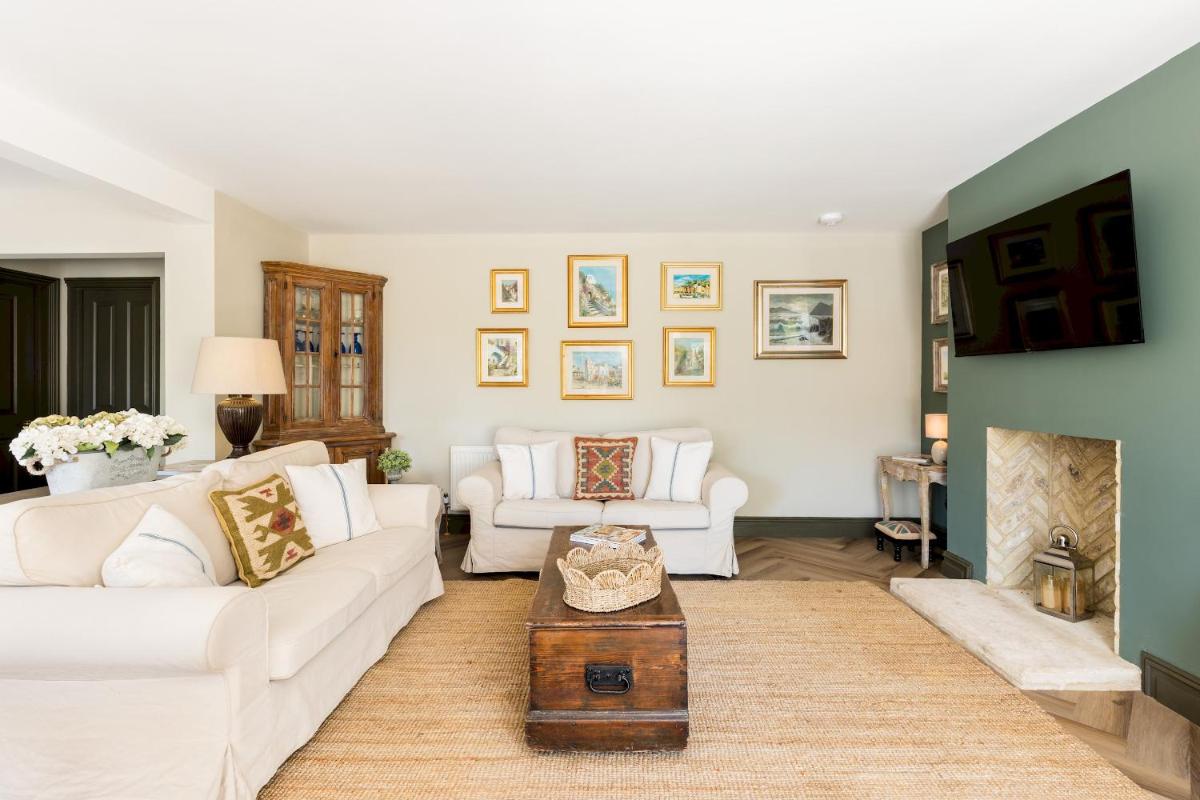 Exquisite 3 Bedroom House in Bourton on the Water - Pass the Keys - Housity