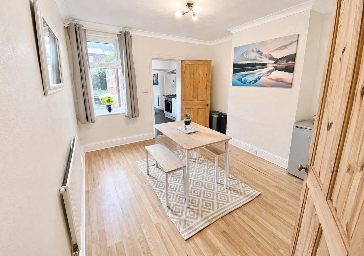 EasyRest House 2 Grantham - 6 Beds & Free Parking - Easy Location - Access to A1, Town Centre & Shops - Housity