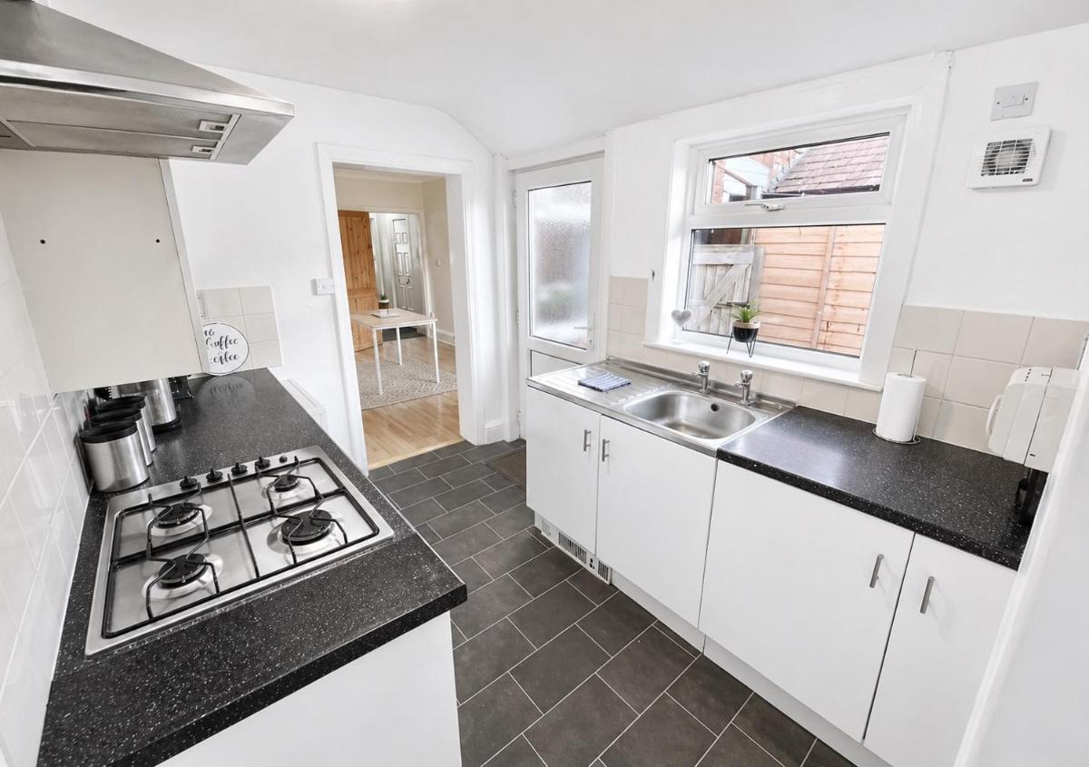 EasyRest House 2 Grantham - 6 Beds & Free Parking - Easy Location - Access to A1, Town Centre & Shops - Housity