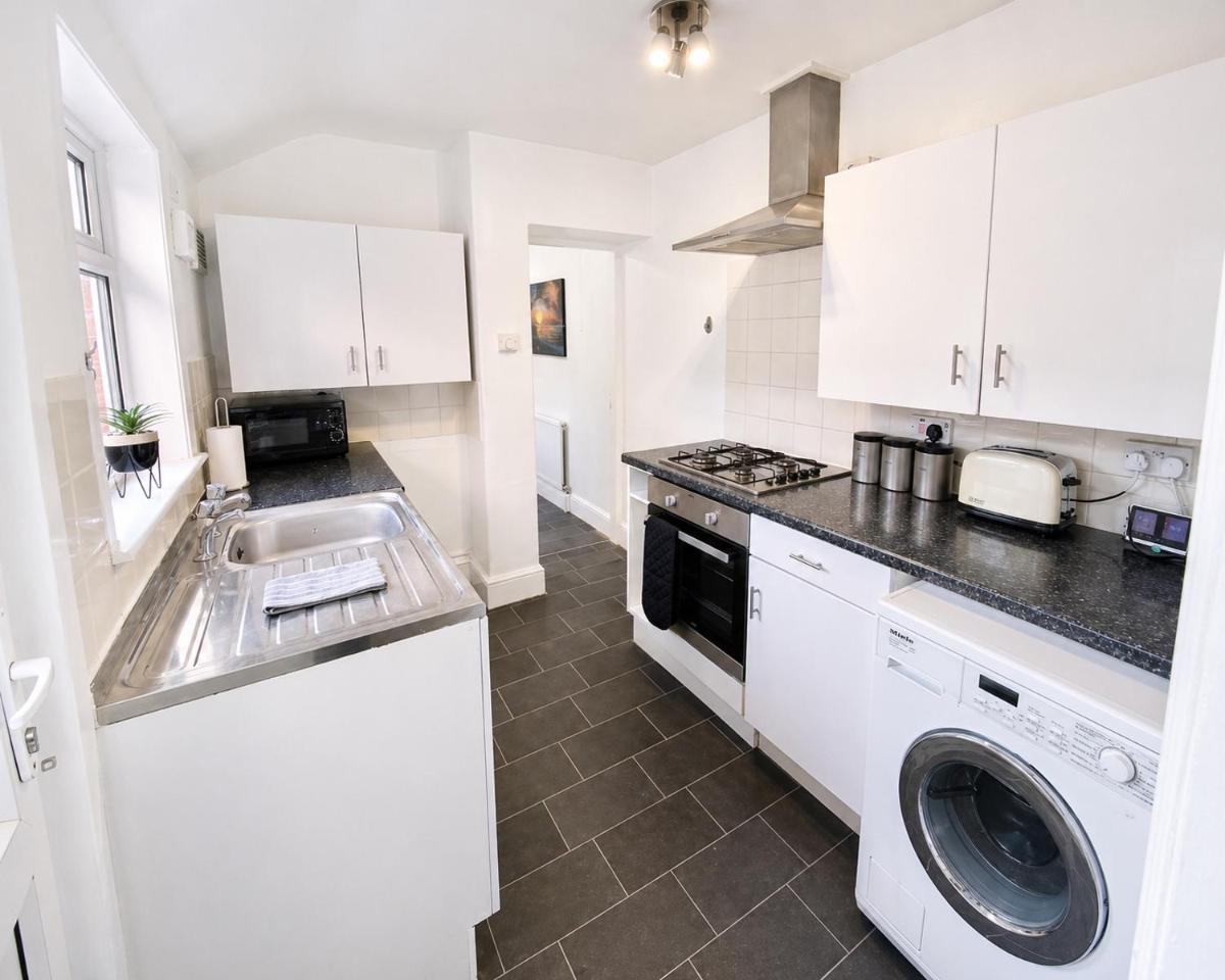 EasyRest House 2 Grantham - 6 Beds & Free Parking - Easy Location - Access to A1, Town Centre & Shops - Housity