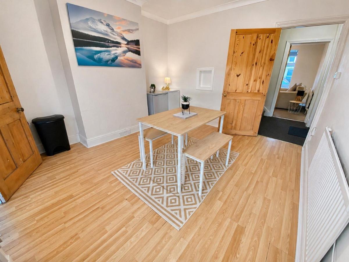 EasyRest House 2 Grantham - 6 Beds & Free Parking - Easy Location - Access to A1, Town Centre & Shops - Housity