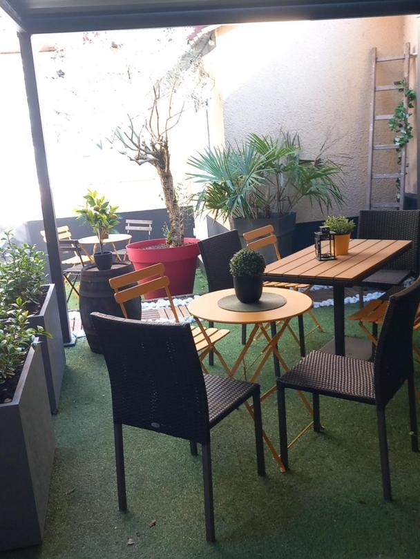 LES LOGES DU THEATRE, MAISON 6 chambres 150m2 pour 16 voyageurs MAX MODULABLE en 3 appartements privés dans quartier CHIC historique, a 200m de l'Avenue de Champagne, Gare, Musée, Jardins parcs, et toutes commodités, DEGUSTATION de CHAMPAGNE OFFERTE - Housity