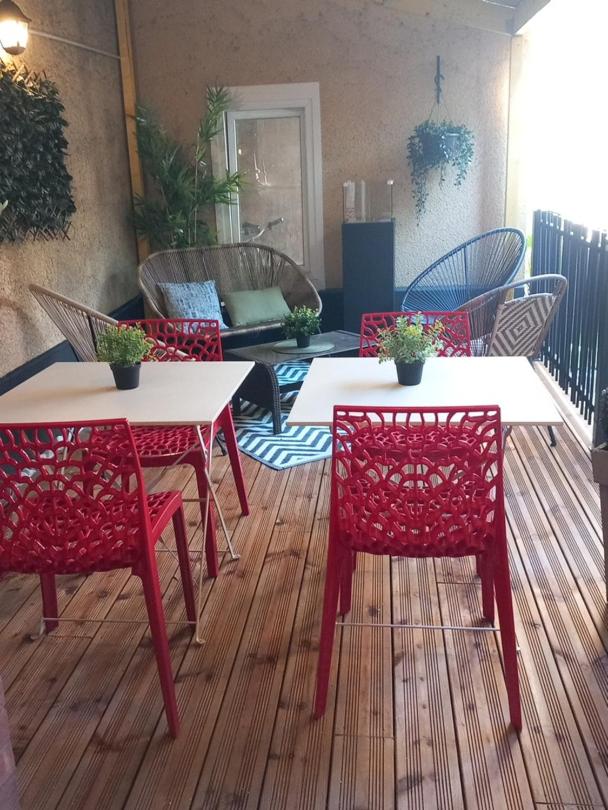 LES LOGES DU THEATRE, MAISON 6 chambres 150m2 pour 16 voyageurs MAX MODULABLE en 3 appartements privés dans quartier CHIC historique, a 200m de l'Avenue de Champagne, Gare, Musée, Jardins parcs, et toutes commodités, DEGUSTATION de CHAMPAGNE OFFERTE - Housity