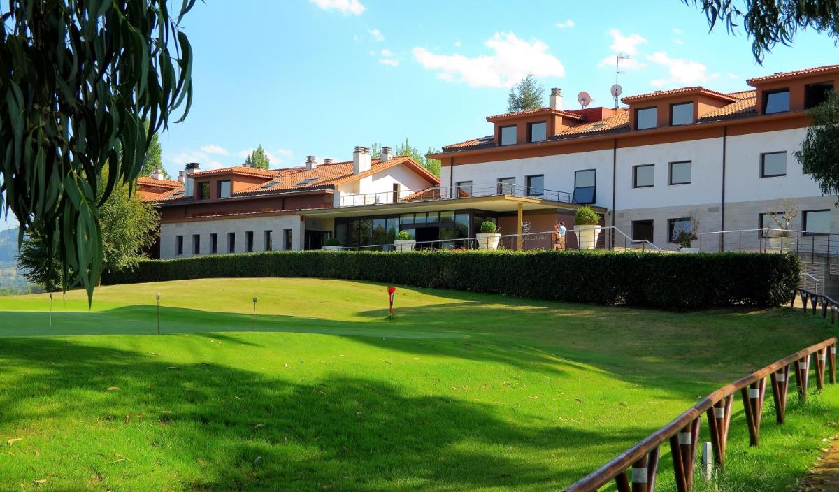 un campo de golf frente a un gran edificio en Oca Palacio De La Llorea Hotel & Spa, en Deva