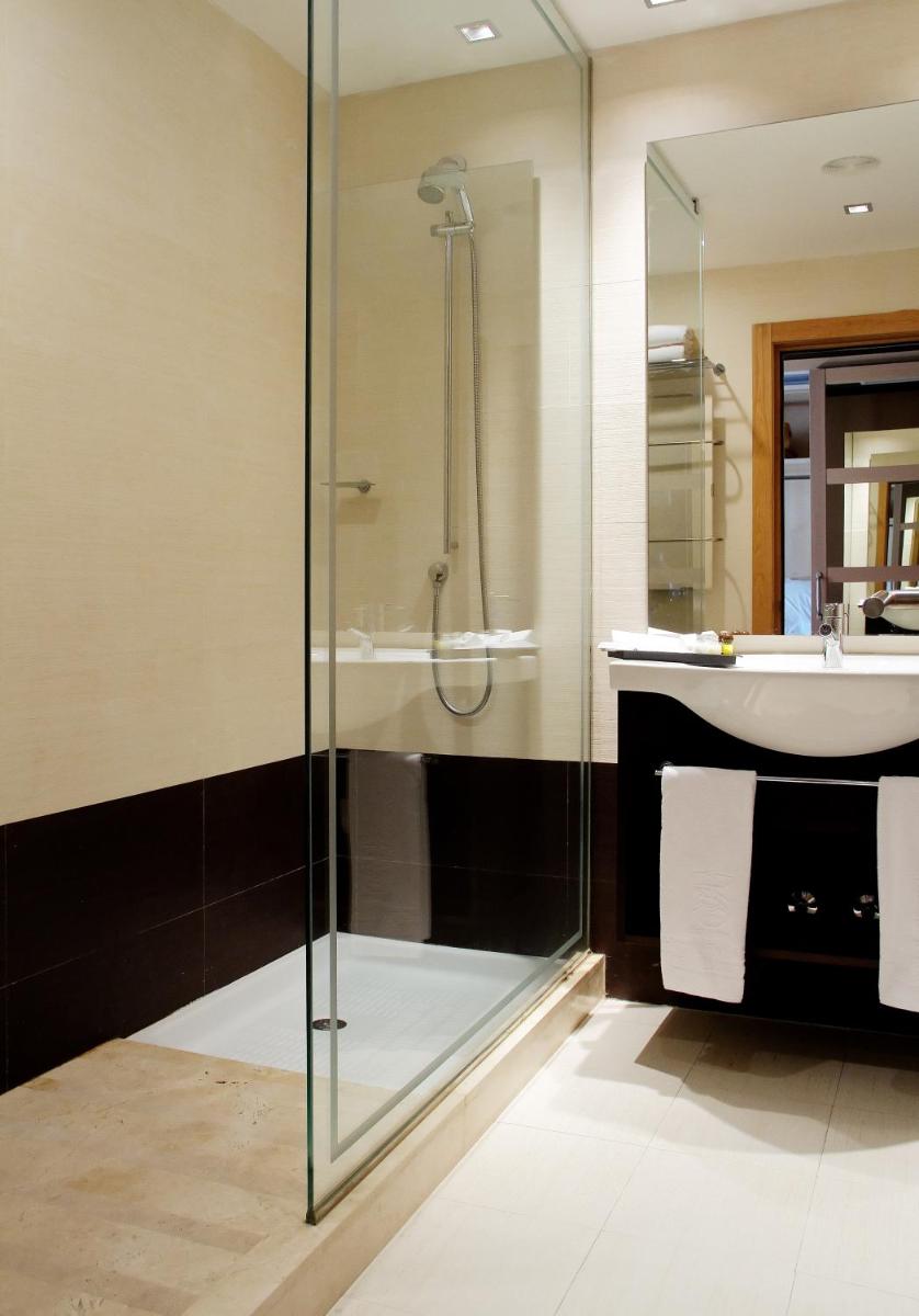 Un baño de Oca Palacio De La Llorea Hotel & Spa