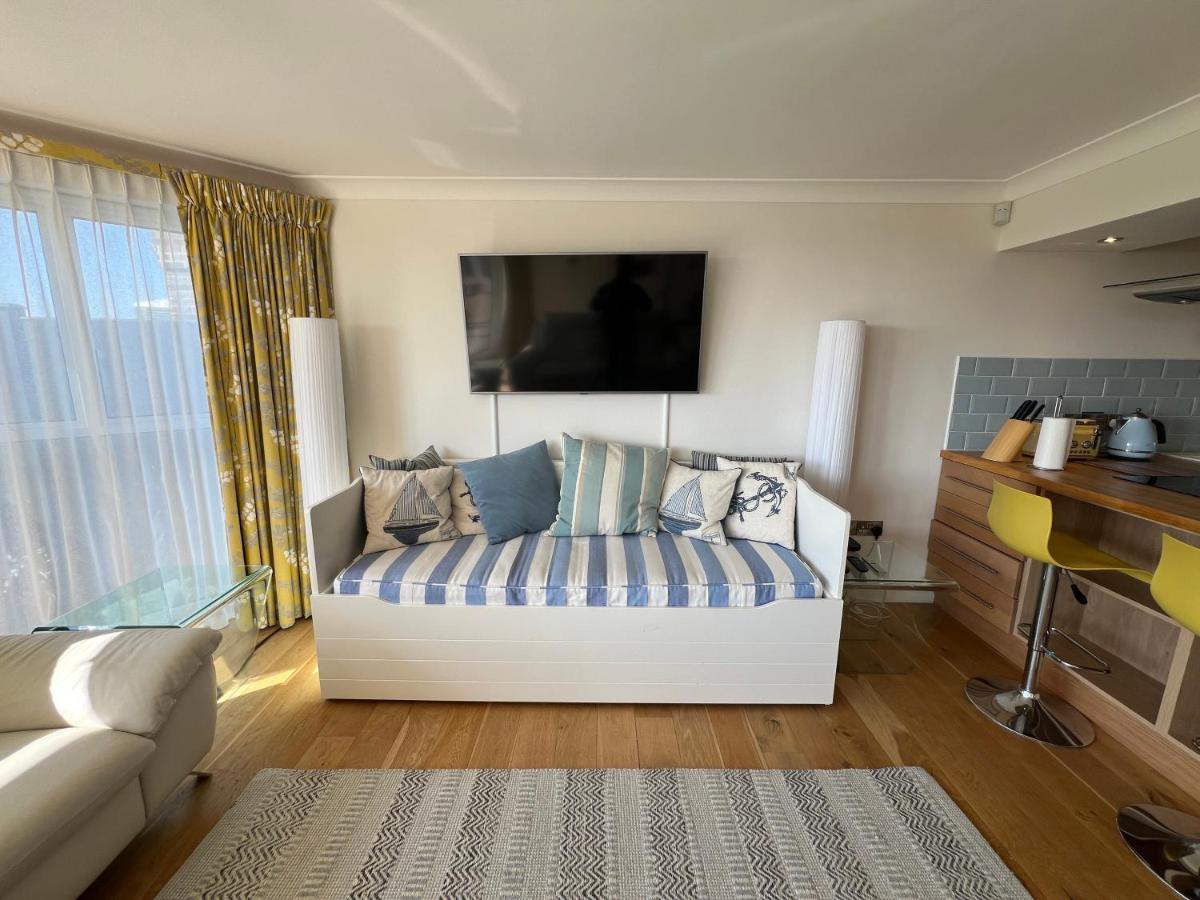 Barton on Sea self contained, stunning sea views - Housity