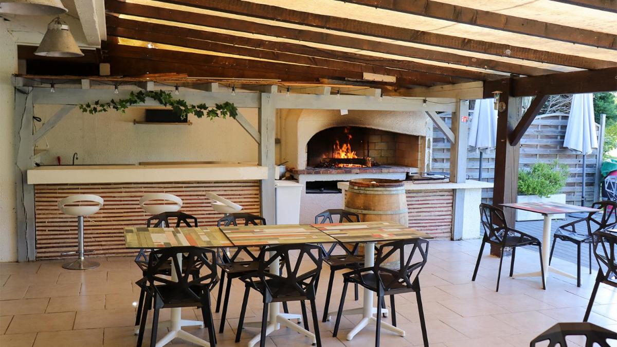 Hôtel-Restaurant La Belle Poule - - Housity
