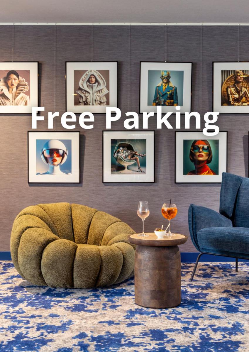 un salon avec un panneau de stationnement gratuit sur un mur dans l'établissement Hôtel Best of Both - Divonne-les-Bains, à Divonne-les-Bains