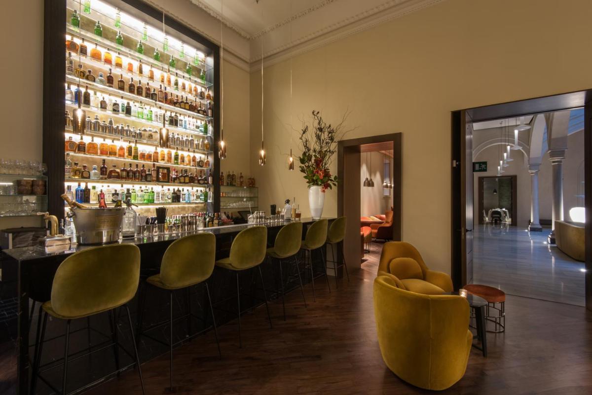 El salón o zona de bar de Hotel Mercer Sevilla 5 GL