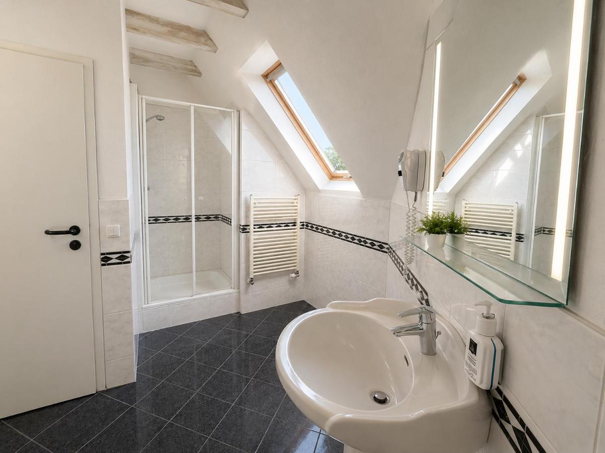 Hotel Schwarzenbek - Housity