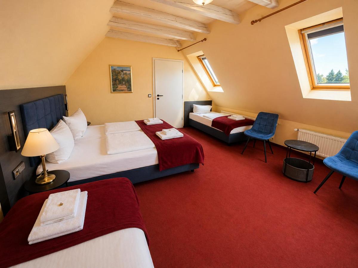Hotel Schwarzenbek - Housity