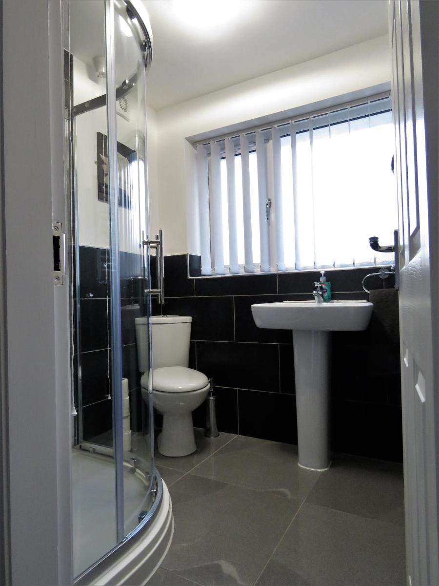 StayNEC Moat House Birmingham - For Company, Contractor and Leisure Stays - NEC, HS2, JLR, Airport - Housity