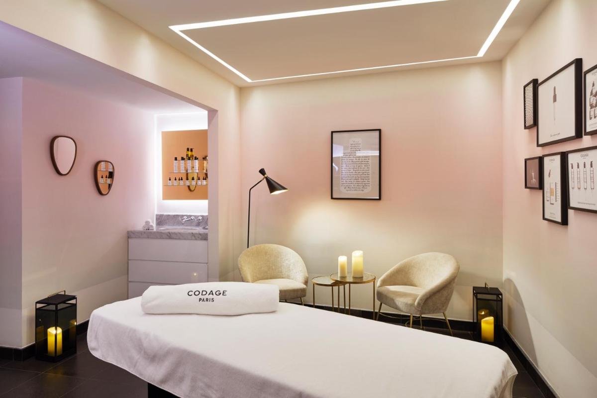 Un ou plusieurs lits dans un hébergement de l'établissement Le Roch Hotel & Spa