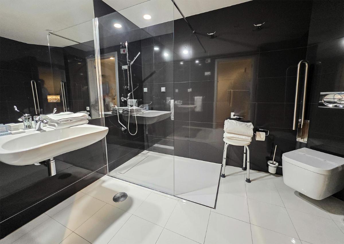 Uma casa de banho em Sweet Atlantic Hotel & Spa