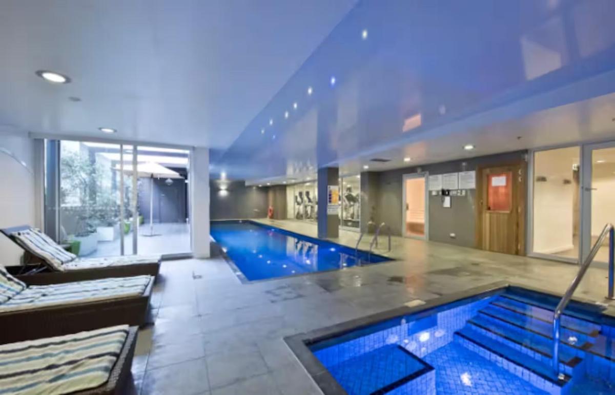 Lux 2BR Apt on Hindmarsh SQ-Pool-Gym-Sauna-Parking - Housity