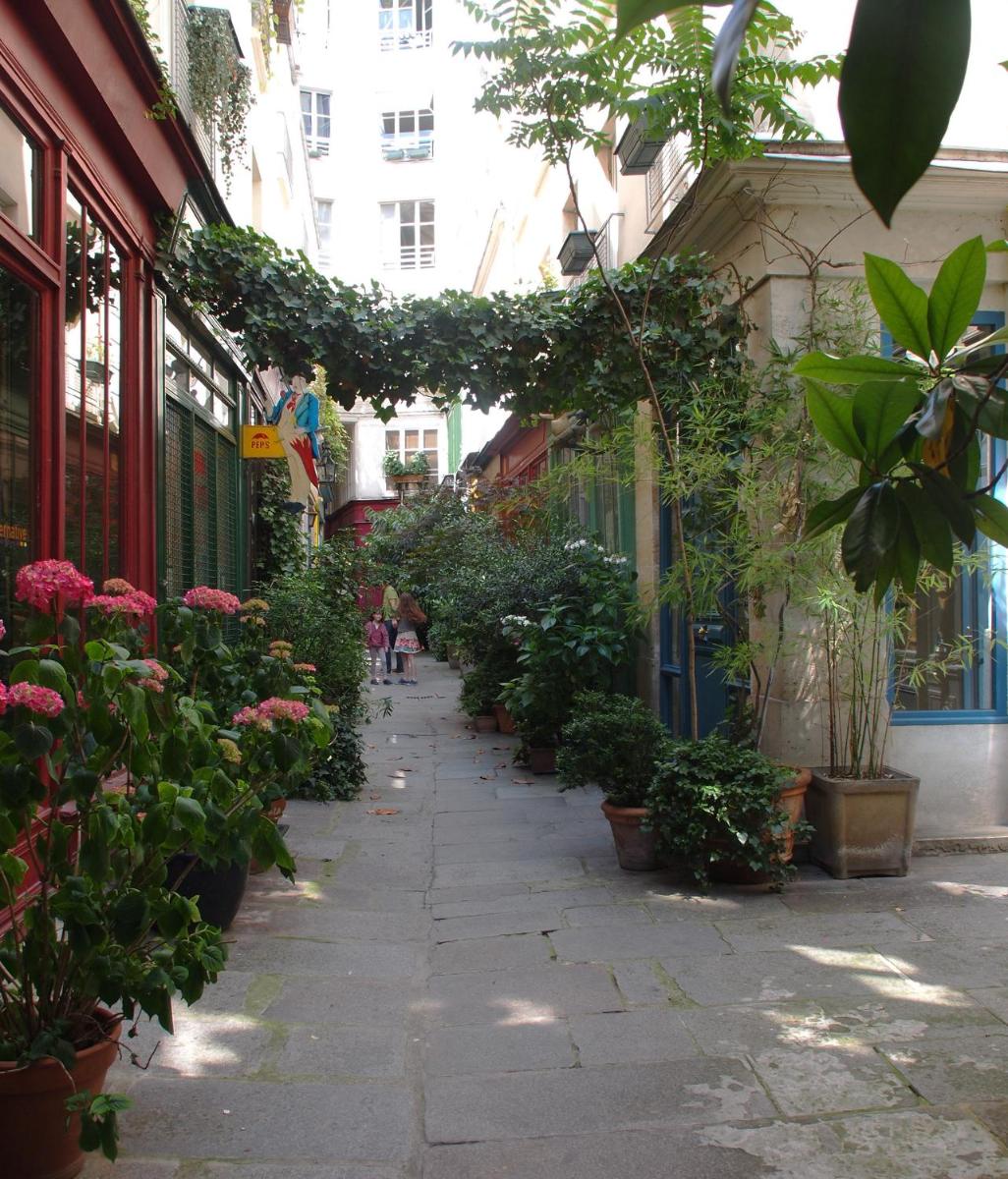 Petit Paris - Oasis in Marais - Housity