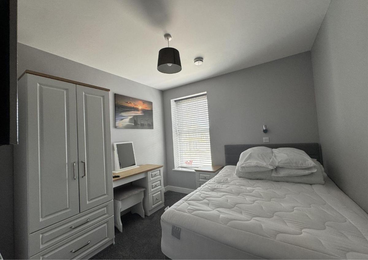 Beautiful 4 Berth Seaside Apartment In Great Yarmouth, Norfolk Ref 99006S - Housity