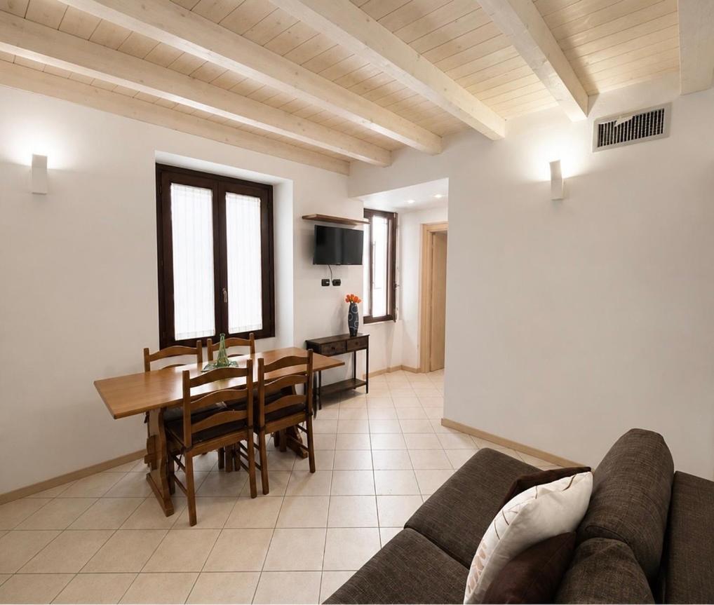Rossi Lake Family - Housity
