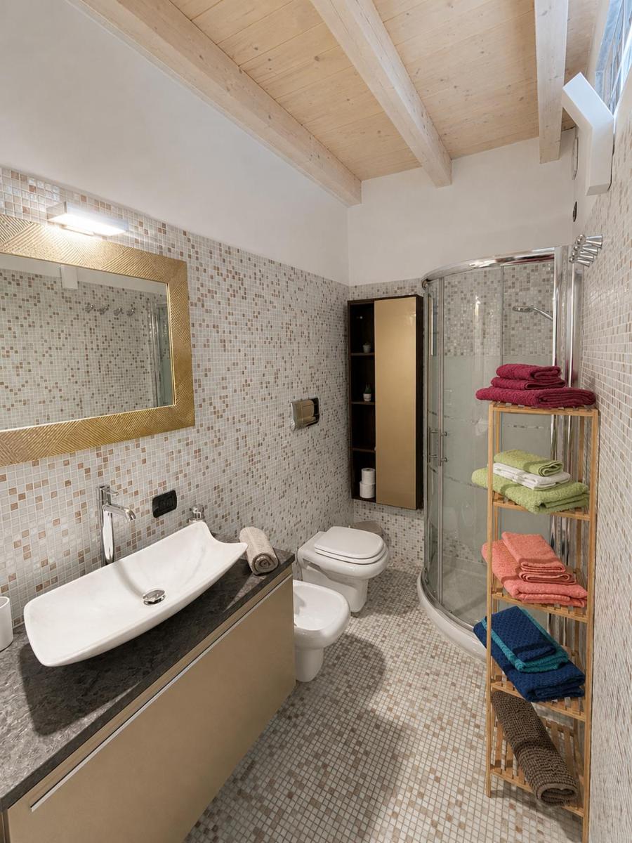 Rossi Lake Family - Housity