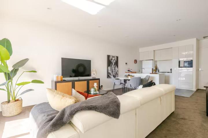 Lux 2BR Apt on Hindmarsh SQ-Pool-Gym-Sauna-Parking - Housity