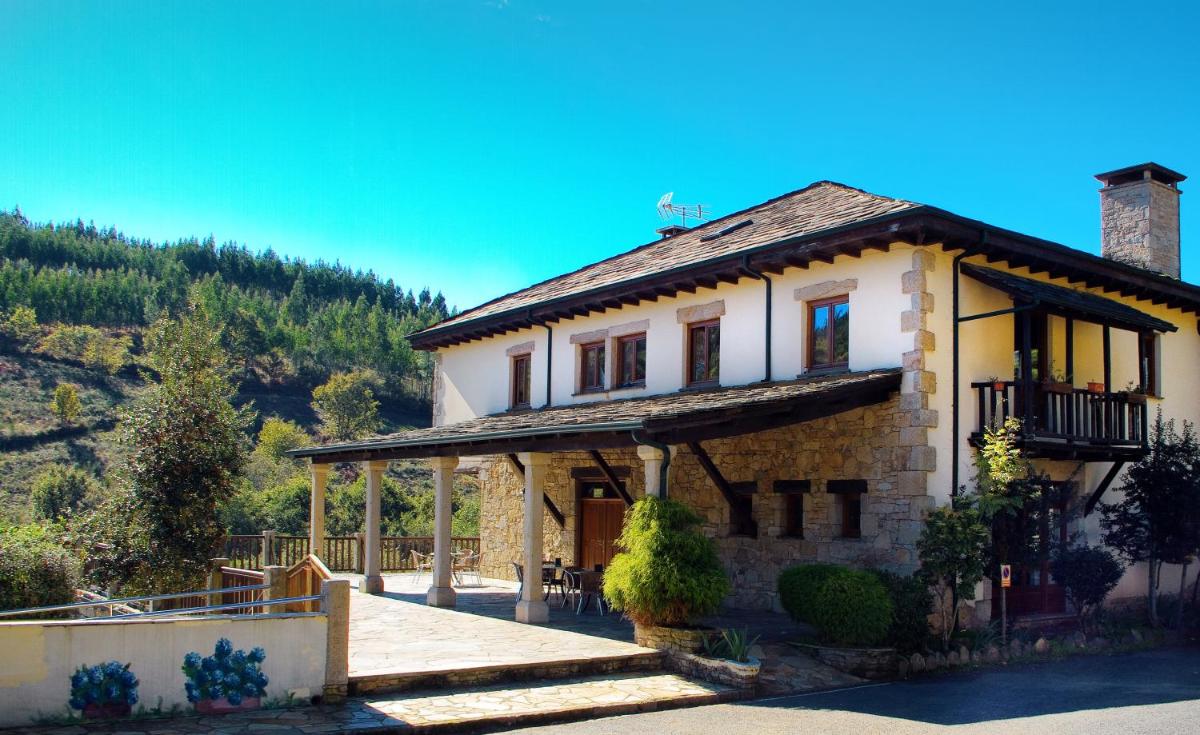 Casa pequeña con porche y montaña en Hotel Balneario Río Pambre, en Palas de Rei