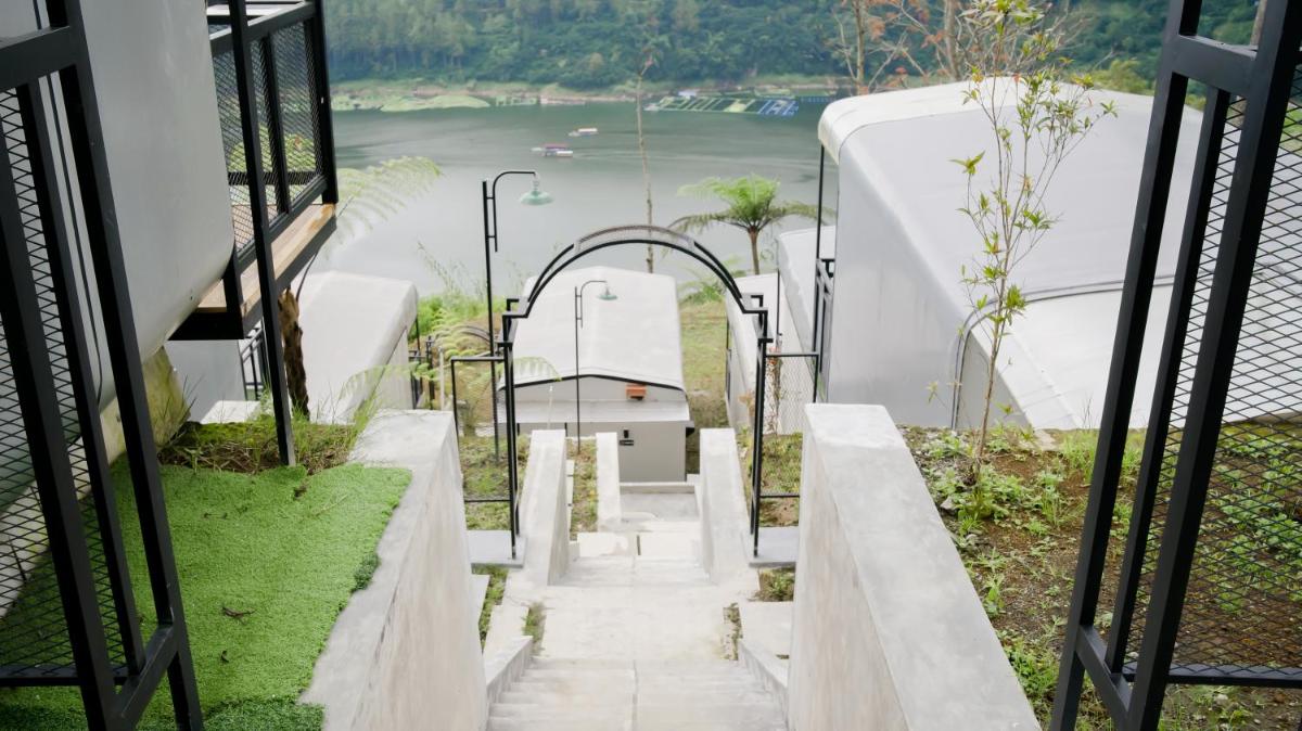 The Lakebox Menjer by Travelink - Housity