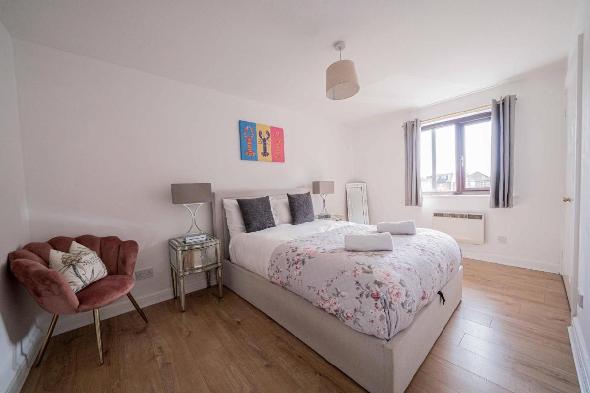 Spacious 2 Bed Apartment, Cobham Town Centre - Housity