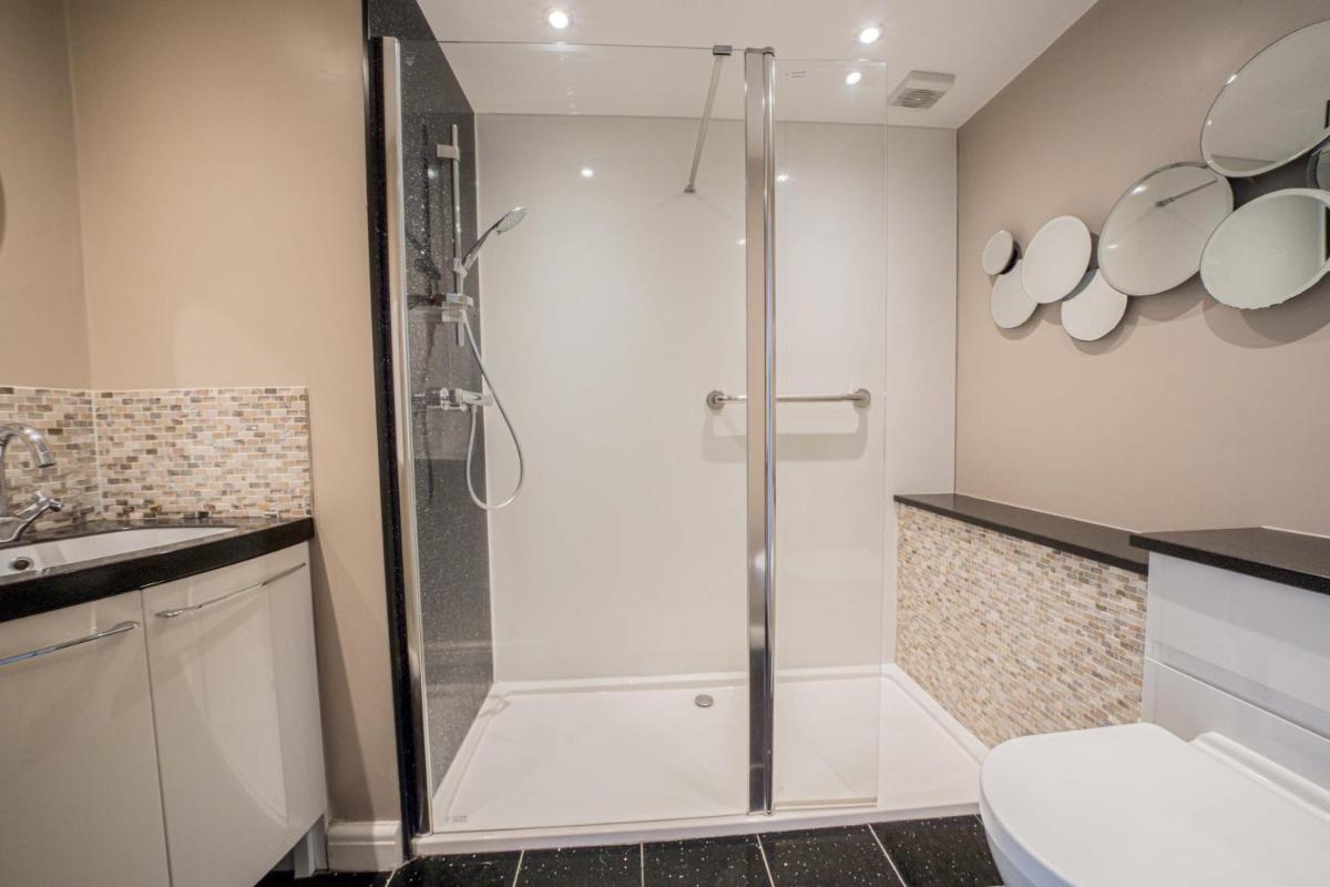Spacious 2 Bed Apartment, Cobham Town Centre - Housity