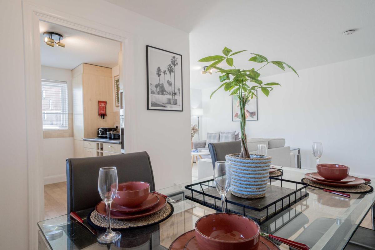Spacious 2 Bed Apartment, Cobham Town Centre - Housity