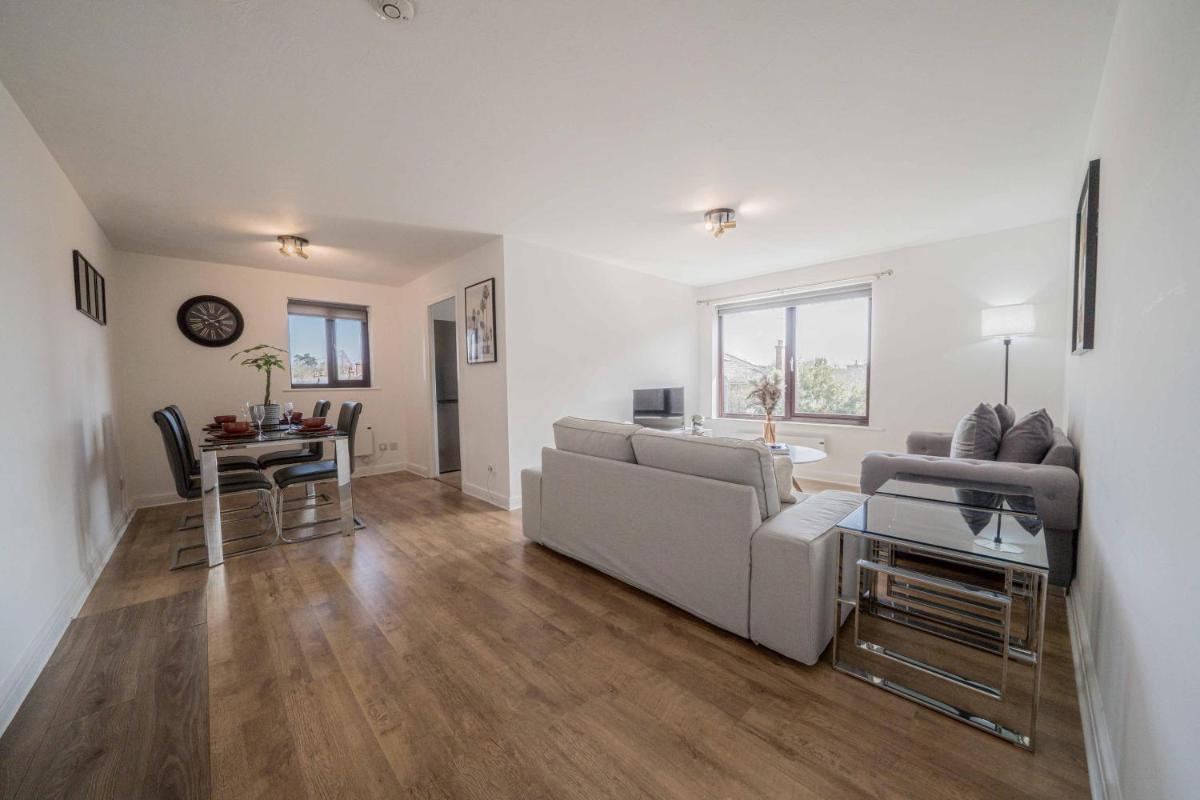 Spacious 2 Bed Apartment, Cobham Town Centre - Housity
