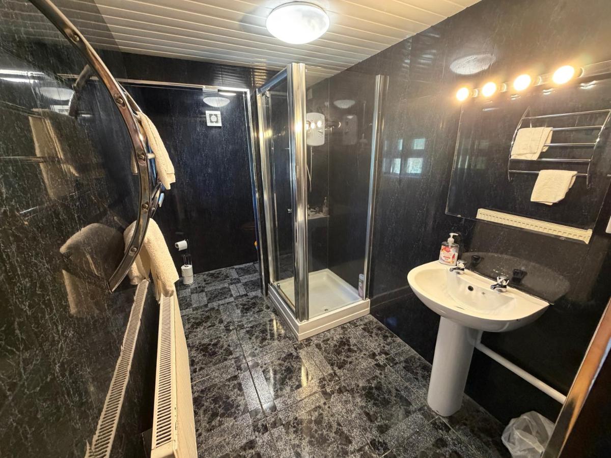OYO Prince of Wales Country Hotel - Housity