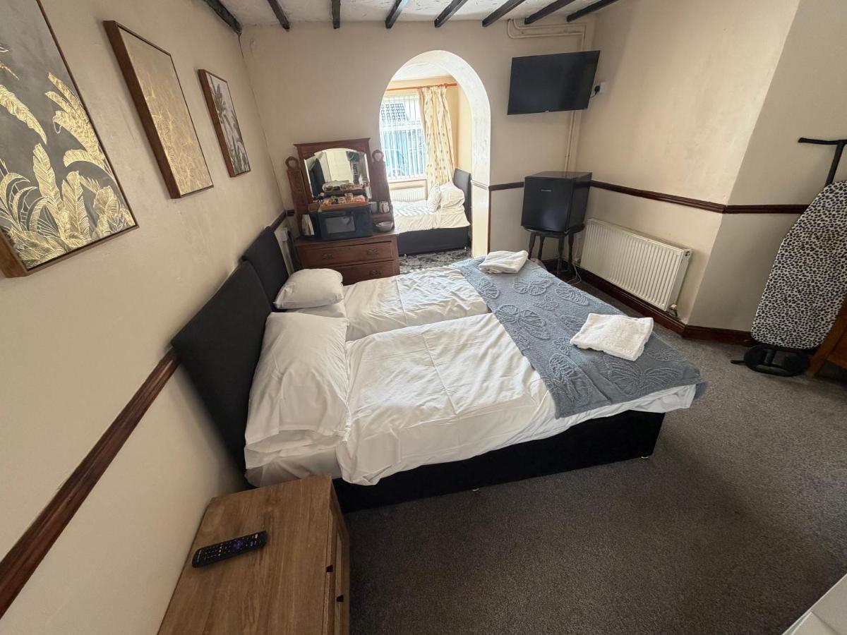 OYO Prince of Wales Country Hotel - Housity