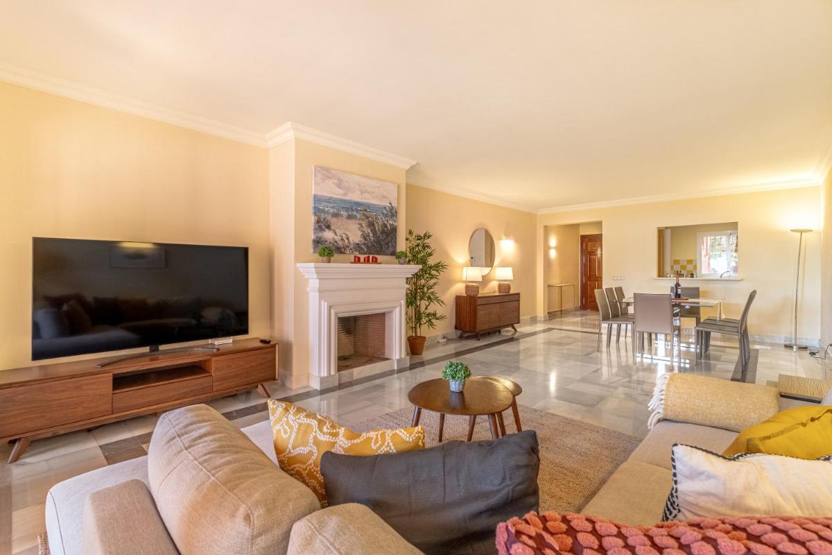 Elegant Golf Apt, Peace, Pool, Panoramic Views - Housity