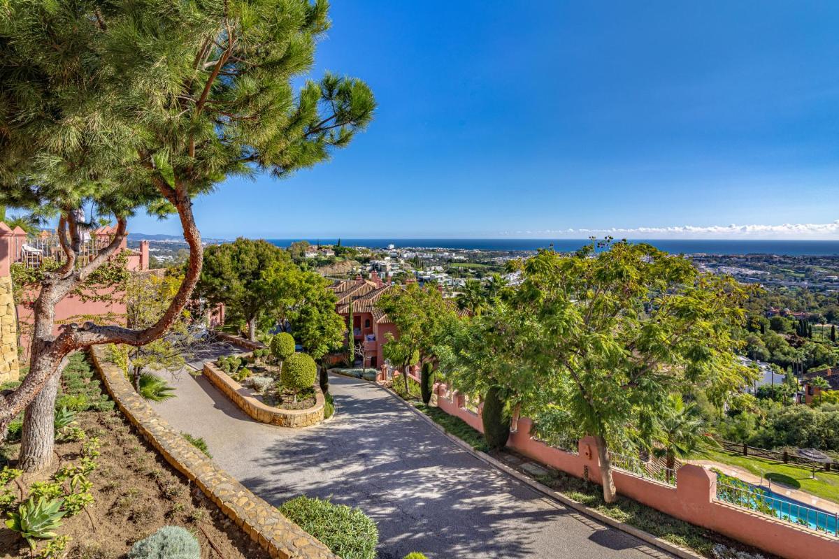 Elegant Golf Apt, Peace, Pool, Panoramic Views - Housity