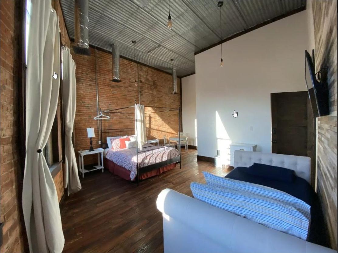 Eighteen-Ninety Sleepover - Housity