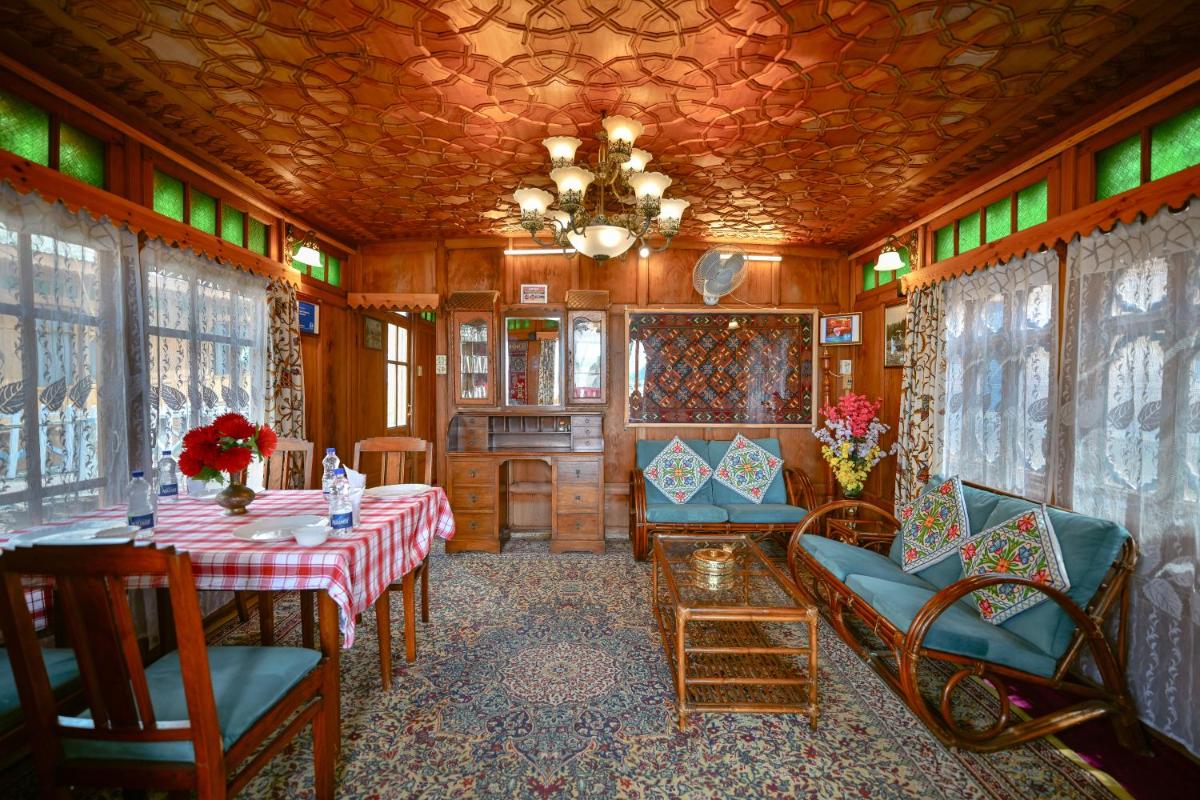 Lily Of The World Houseboat - Housity