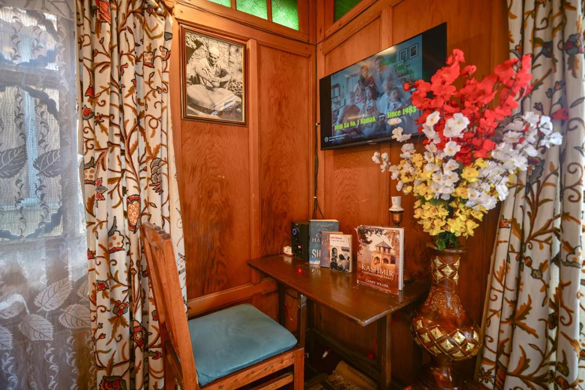 Lily Of The World Houseboat - Housity