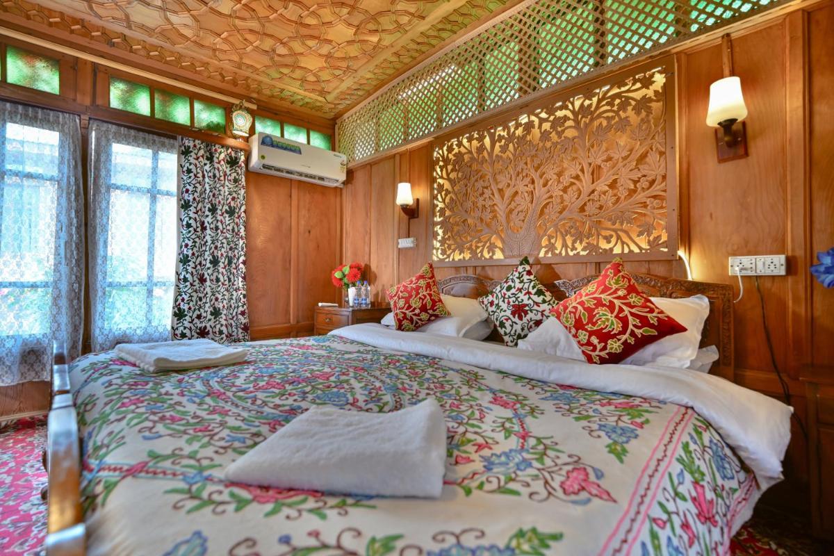 Lily Of The World Houseboat - Housity