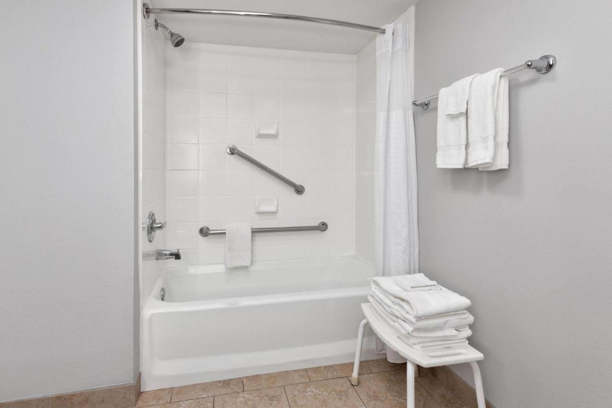 La Quinta by Wyndham Dallas I-35 Walnut Hill Ln - Hizvo