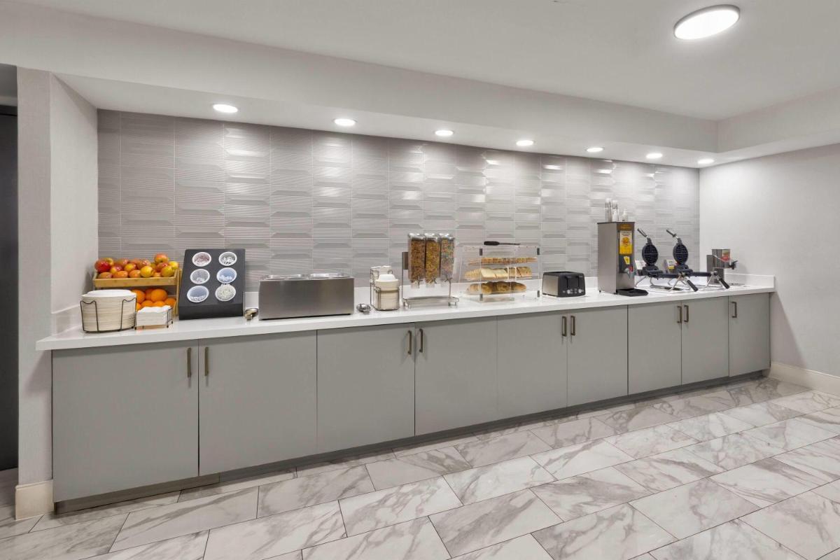 La Quinta by Wyndham Dallas I-35 Walnut Hill Ln - Hizvo
