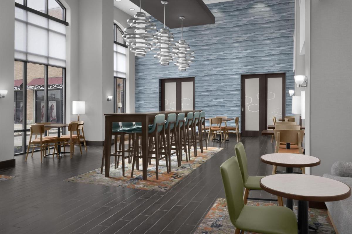 Hampton Inn & Suites Mishawaka/South Bend at Heritage Square - Housity
