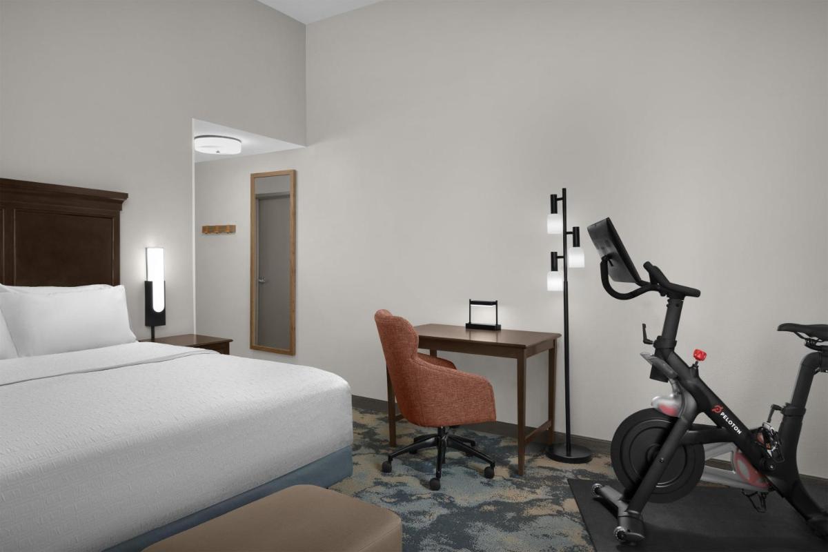 Hampton Inn & Suites Mishawaka/South Bend at Heritage Square - Housity