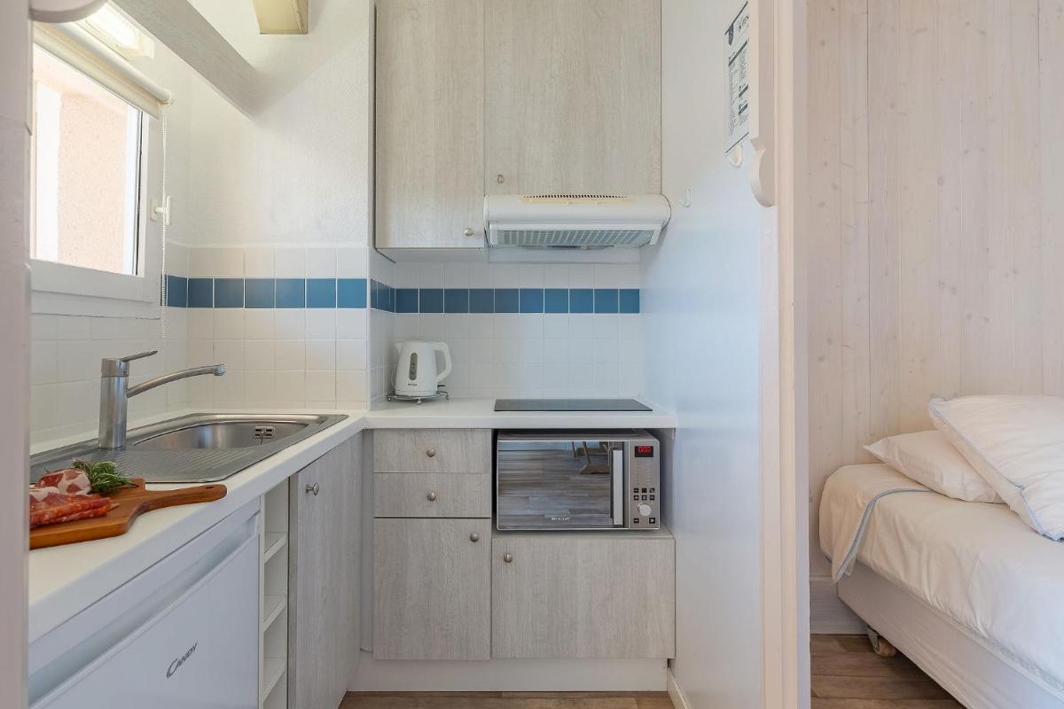 Cuisine ou kitchenette dans l'établissement Résidence les Grands Pins