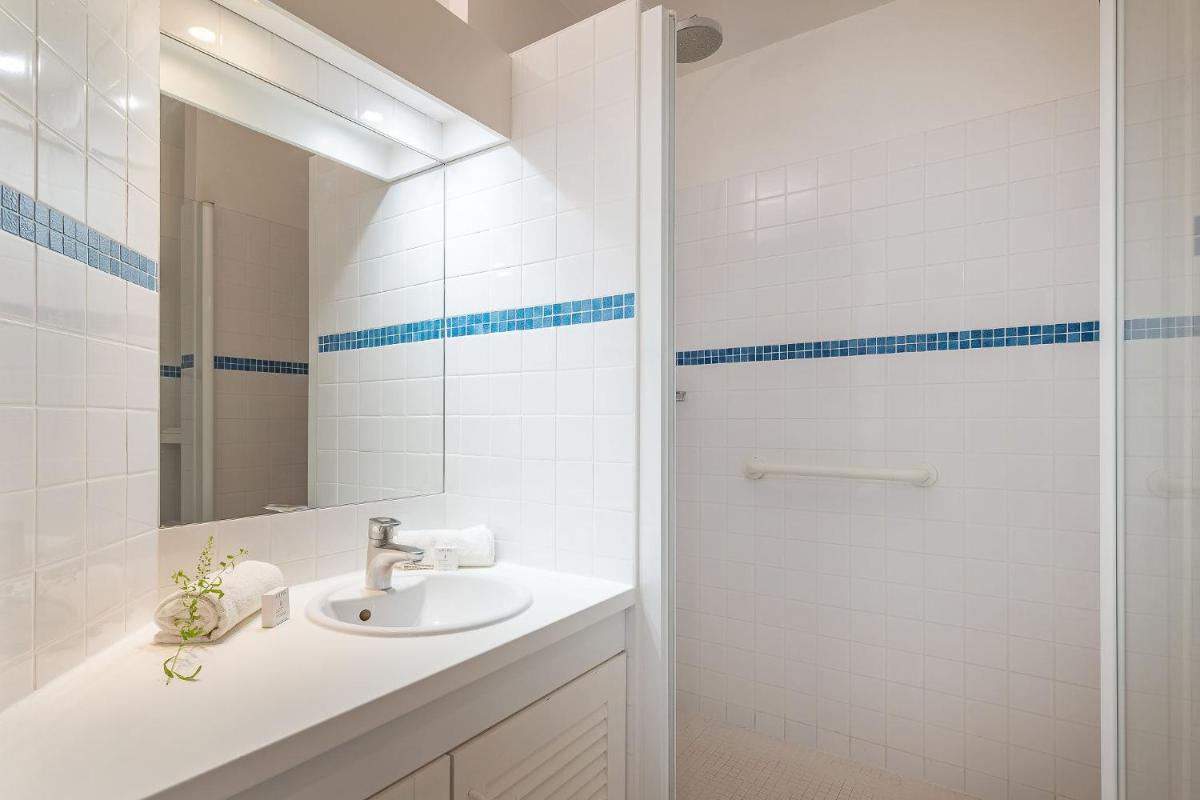 Salle de bains dans l'établissement Résidence les Grands Pins