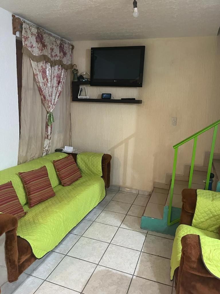 Casa amplia con 4 recamaras y 3 baños completos - Housity
